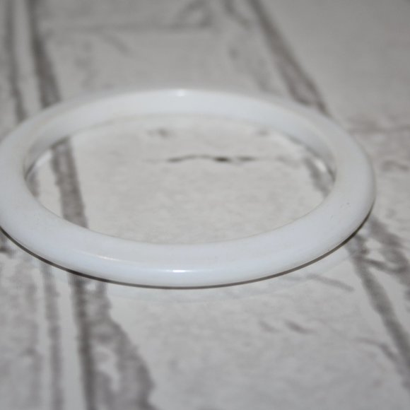 Vintage chunky white bangle bracelet 7" - Picture 3 of 4